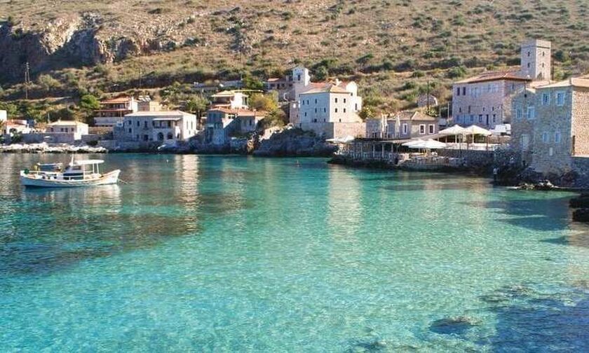 Φως στην Ελλάδα: Το πανέμορφο πέτρινο χωριό «Λιμένι» με τα κρυστάλλινα νερά
