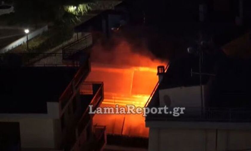 Λαμία: Άναψε καπνογόνο στο σπίτι για τη νίκη του Ολυμπιακού - Κάλεσαν πυροσβεστική οι γείτονες (vid)