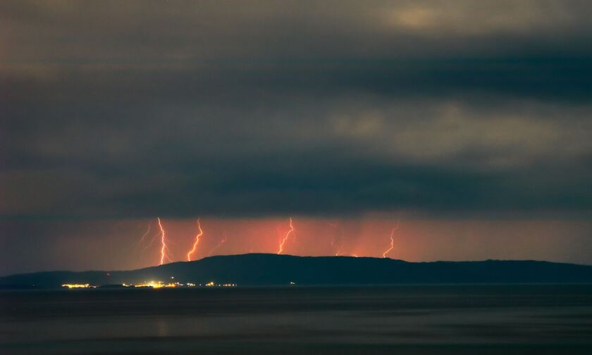 Προειδοποίηση meteo για έντονη κεραυνική δραστηριότητα και ενδεχομένως χαλαζοπτώσεις