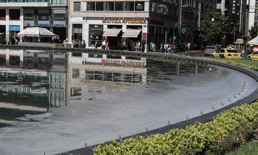 Το σιντριβάνι της πλατείας Ομονοίας γέμισε σαπουνάδες (vid & pics)