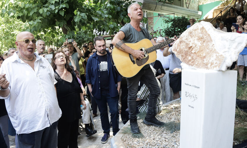 Aρλέτα: Αποκαλυπτήρια γλυπτού στα Εξάρχεια (pics)