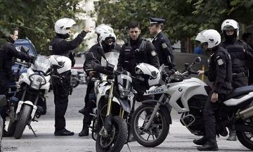 Πάτρα: Πλαστικός θώρακας, βόμβες, μαχαίρι - Τι βρήκε η ΕΛ.ΑΣ σε σύνδεσμο - Δυο συλλήψεις