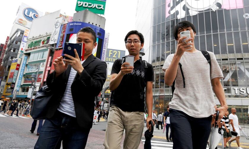 Ιαπωνία: Απαγορεύτηκε η ενασχόληση με τα κινητά στους πεζούς σε δήμο της χώρας!