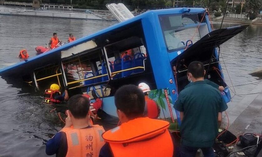 Κίνα: Πνίγηκαν 21 μαθητές μετά από πτώση λεωφορείου σε λίμνη! (vid)