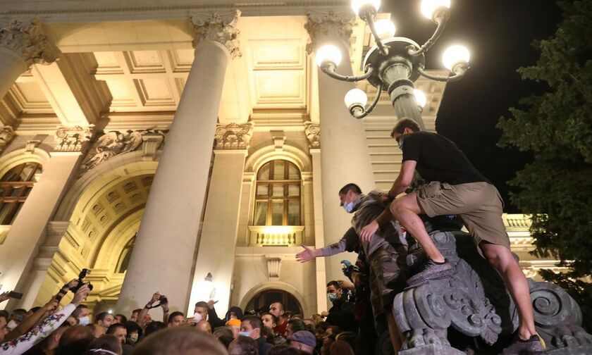Σερβία: Οργή κατά του νέου lockdown - Διαδηλωτές εισέβαλαν στην Βουλή