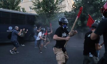 Επεισόδια στο Σύνταγμα: Ενταση και μολότοφ στην πορεία για τις διαδηλώσεις (pics, vid)