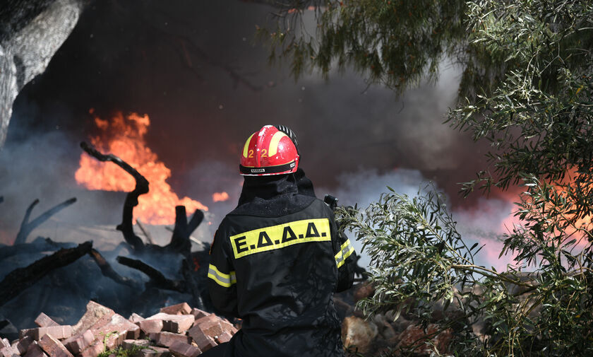 Φωτιά στη Βάρη: Εκκενώνονται τα Παιδικά Χωριά SOS - Kλειστή η Βάρης-Κορωπίου