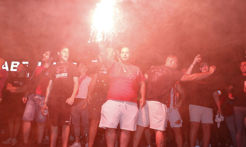 Αποθέωση της αποστολής του Ολυμπιακού στο Ηράκλειο