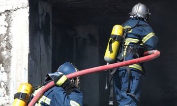 Πειραιάς: Φωτιά σε ισόγειο χώρο - Απεγκλωβίστηκαν δύο άτομα, διακομίστηκαν σε νοσοκομείο