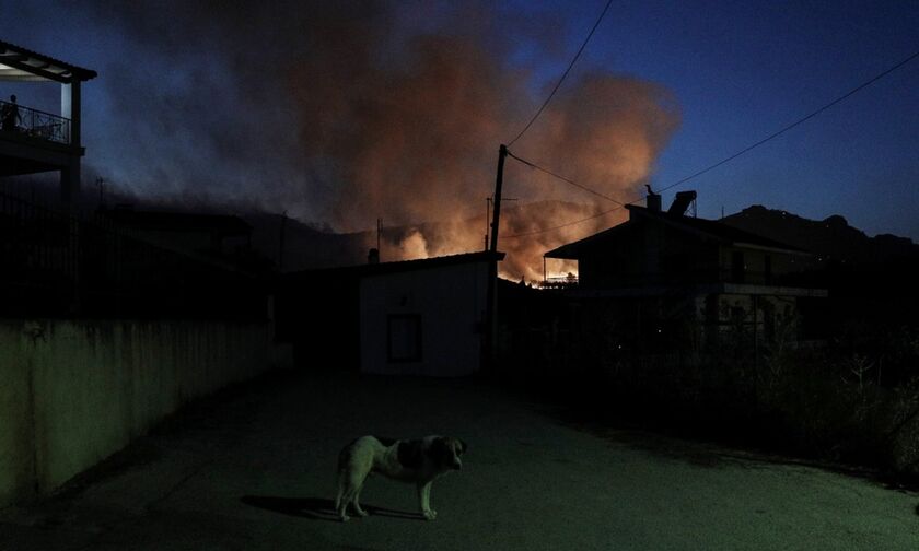 Φωτιά στις Κεχριές: Εκκενώθηκαν 6 οικισμοί, στις φλόγες σπίτι και πυροσβεστικό