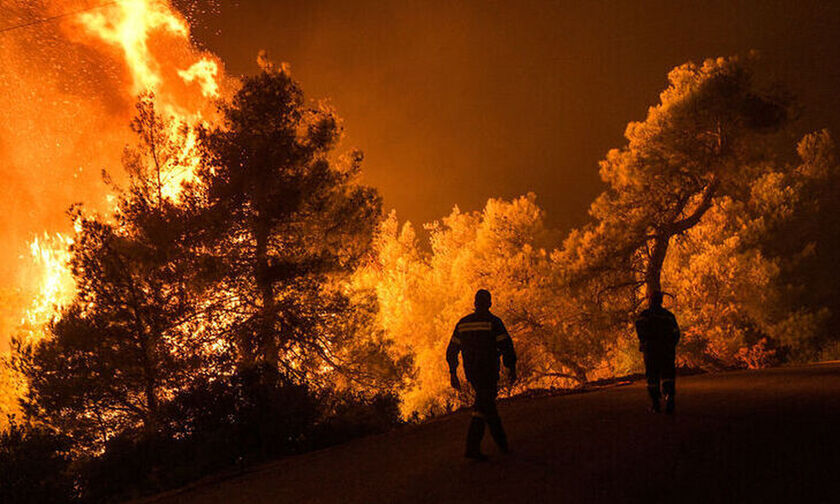 Κεχριές: Εκτός ελέγχου η πυρκαγιά, εκκενώθηκε χωριό και κατασκήνωση (vid)