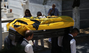 Ο 90χρονος Νεστορίδης στην κηδεία του Σπύρου Πομώνη (pics)
