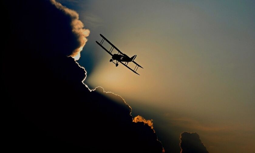 Πτώση μονοκινητήριου αεροπλάνου στην Πρώτη Σερρών, σε πρόσοψη σπιτιού