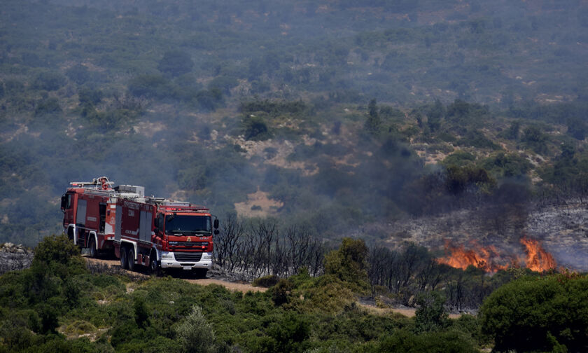 Υπό μερικό έλεγχο η πυρκαγιά στη Τζιά - Εστίες σε Κέρκυρα, Κεφαλονιά