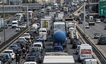 Ανατροπή νταλίκας στη Λυκόβρυση - Μετ' εμποδίων η κυκλοφορία στην εθνική οδό Αθηνών-Λαμίας