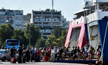 Αναχωρούν οι προσκυνητές για Τήνο - Γεμάτο το λιμάνι (vid)