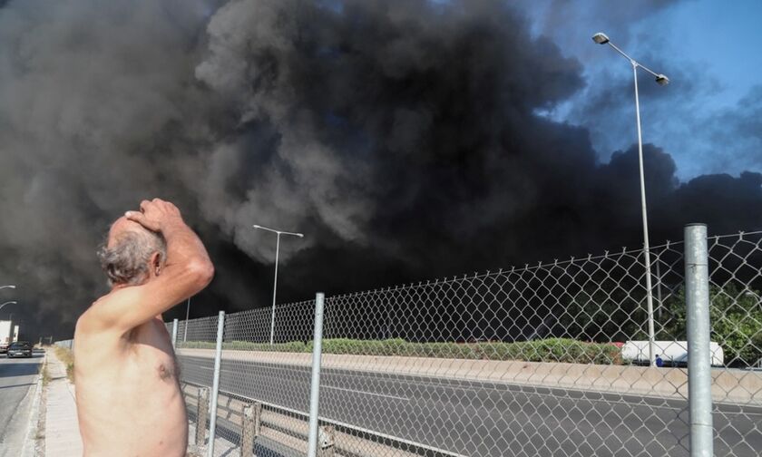 Ελικόπτερα στη φωτιά στη Μεταμόρφωση. Εκτροπή από Αττική Οδό - Ελεύθερα τα διόδια