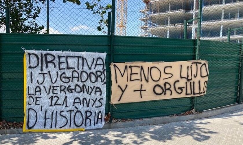 Μπαρτσελόνα: Πανό με συνθήματα έξω από το «Κάμπ Νόου»- «Ντροπιάζετε 121 χρόνια ιστορίας» (pics)