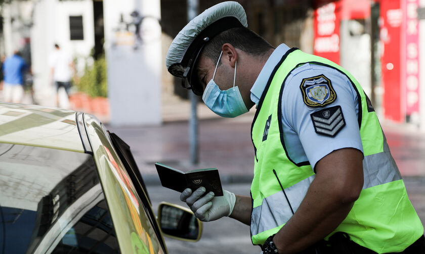 Πέρασαν χειροπέδες σε 17χρονο επειδή δεν φορούσε μάσκα στο λεωφορείο (vid) 