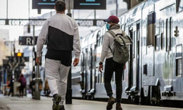 Παρίσι: Πρόστιμο 135 ευρώ σε νεαρό που κατέβασε τη μάσκα στο σταθμό για να φάει σοκολάτα (pic)