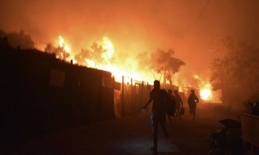 Πύρινη κόλαση στη Λέσβο: Κάηκε η προσφυγική δομή της Μόριας - 13.000 πρόσφυγες στο δρόμο! (pic-vid)