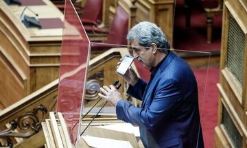 Πολάκης: Ποιο τραγούδι του Καζαντζίδη έπαιξε στη Βουλή 