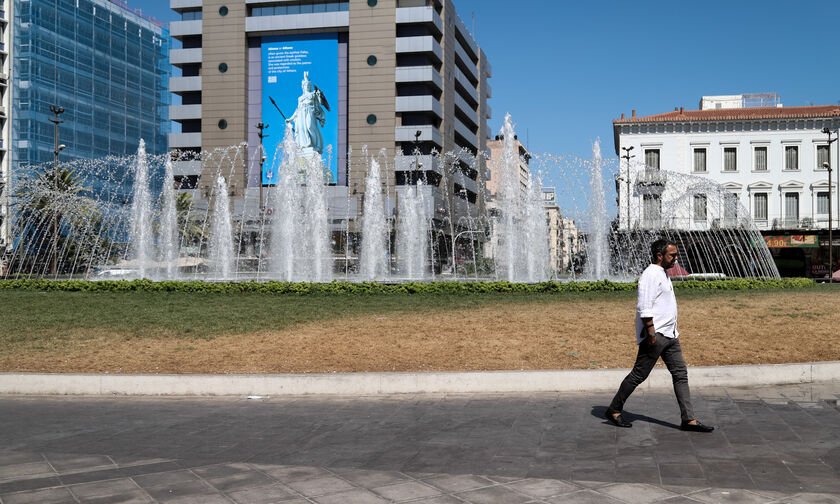 Ξεράθηκε το γκαζόν στο συντριβάνι της Ομονοίας! (pics)