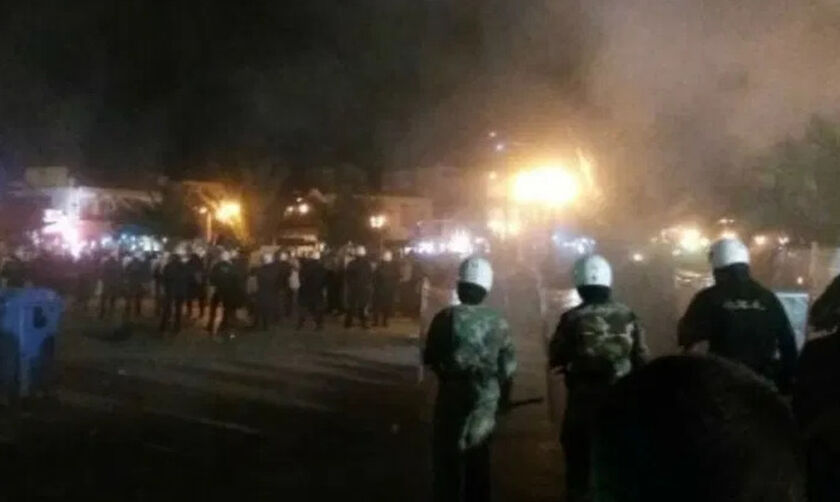 Άγριες συμπλοκές οπαδών με ΜΑΤ στην Πλατεία Ορεστιάδας - Χρήση δακρυγόνων και μαχαίρωμα αστυνομικού
