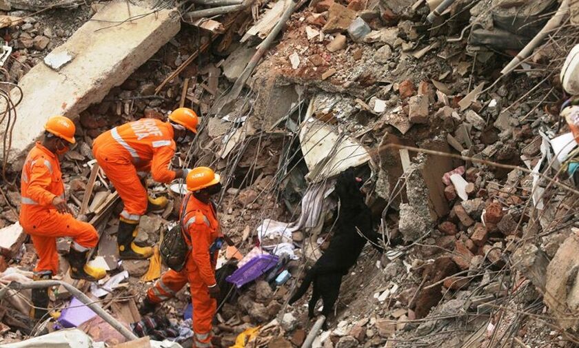 Ινδία: Δέκα νεκροί από κατάρρευση πολυκατοικίας (vid)