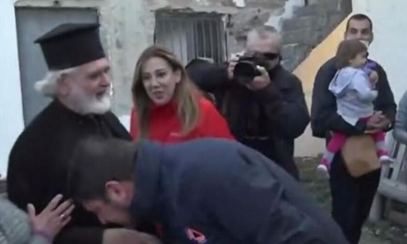 Χαρδαλιάς: Δεν φίλησα το χέρι του ιερέα, έκλινα από σεβασμό στο ράσο (video)! 