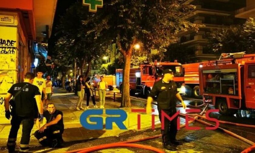Φωτιά σε διαμέρισμα στη Θεσσαλονίκη - Δέκα άνθρωποι στο νοσοκομείο (vid)