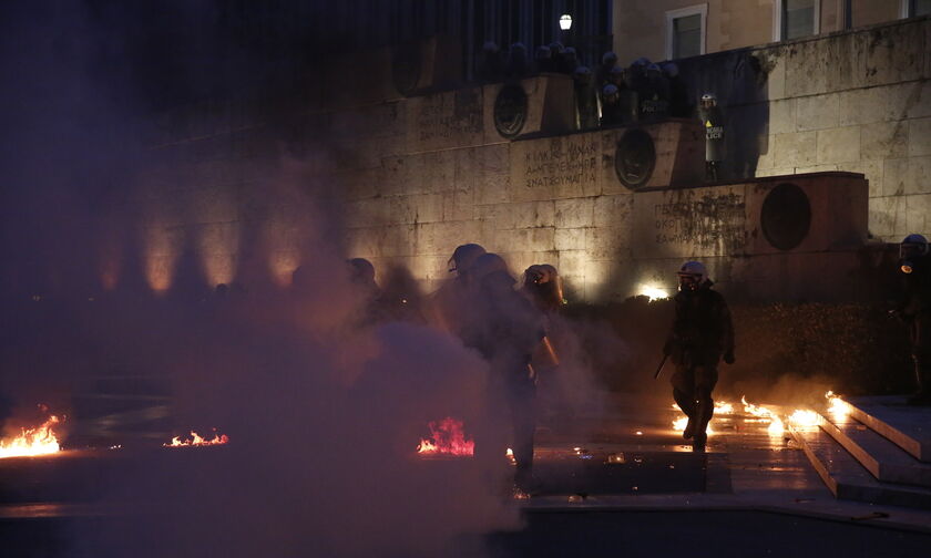 Επεισόδια διαδηλωτών με ΜΑΤ στο Μνημείο του Άγνωστου Στρατιώτη