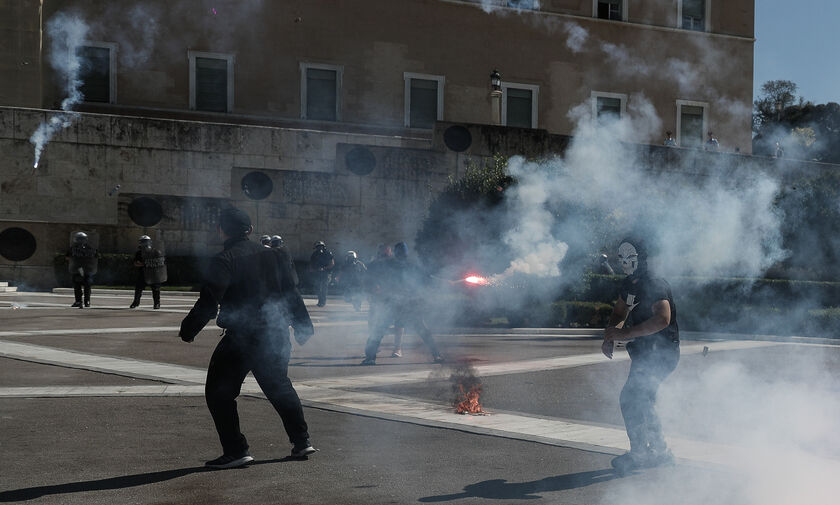 Επεισόδια και χημικά στο μαθητικό συλλαλητήριο - Κλειστό το Σύνταγμα 