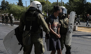 Σύνταγμα: Επεισόδια με μολότοφ και χημικά