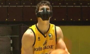 Oυκρανία: Μπασκετμπολίστας αγωνίστηκε με μάσκα!