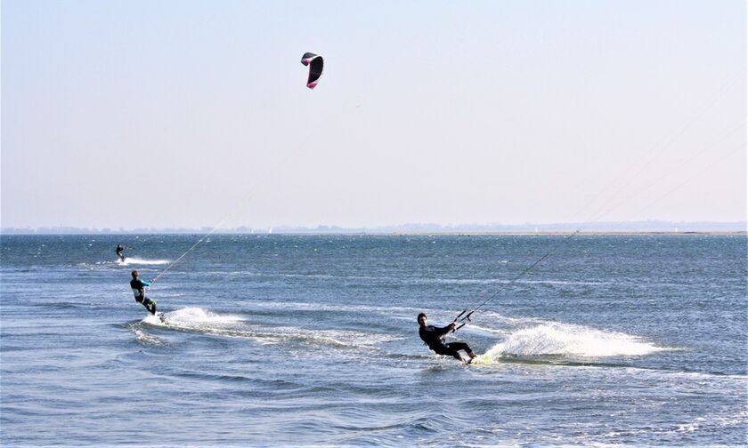 Τραγωδία στη Ρόδο: Νεκροί 2 kitesurfers – Τους παρέσυραν οι άνεμοι στα βράχια (vid)