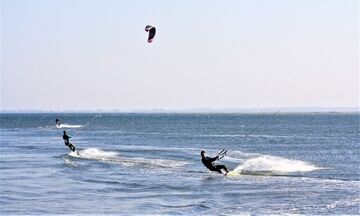 Τραγωδία στη Ρόδο: Νεκροί 2 kitesurfers – Τους παρέσυραν οι άνεμοι στα βράχια (vid)