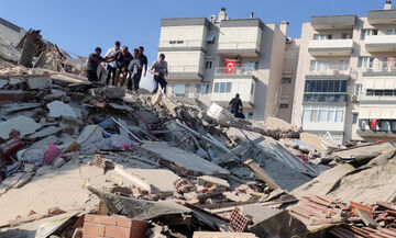 Σμύρνη: Μητέρα με τρία παιδιά ανασύρθηκαν ζωντανοί από τα χαλάσματα 23 ώρες μετά τον σεισμό (vid)