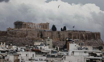 Καιρός: Στα ίδια επίπεδα η θερμοκρασία με λίγες νεφώσεις παροδικά αυξημένες 