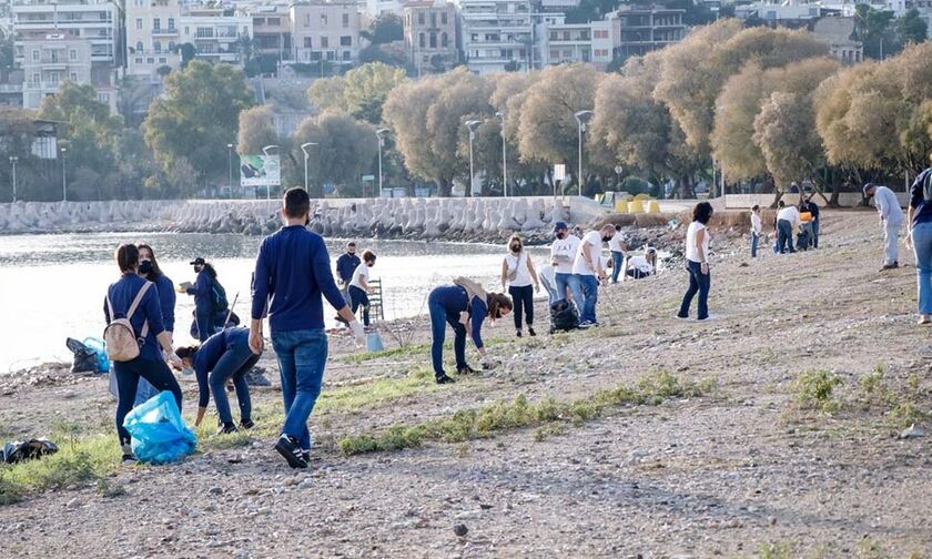 HELMEPA και ΣΕΦ καθάρισαν την παραλία του φαληρικού σταδίου (pics)