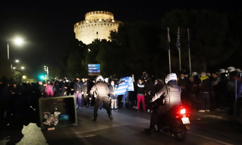Θεσσαλονίκη: Επεισόδια σε διαδήλωση κατά του lockdown (vid)