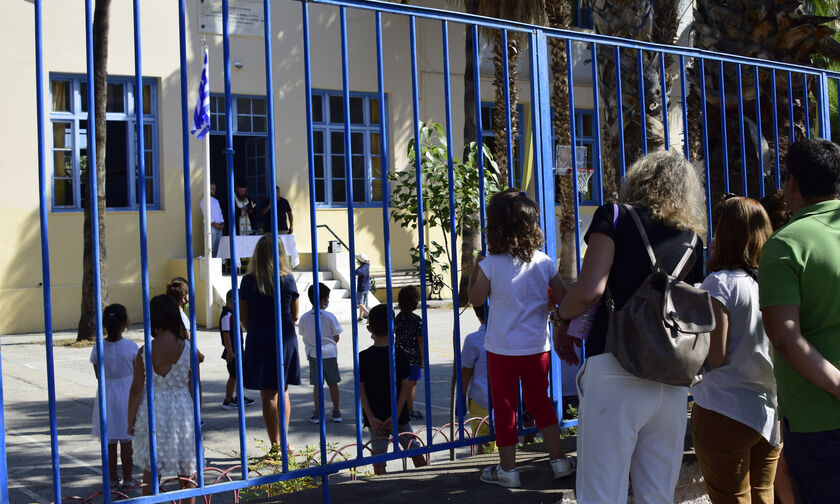 Lockdown: Πώς πάμε στη δουλειά μας και στο σχολείο - Τι ισχύει για τις μετακινήσεις