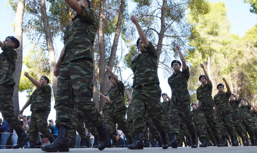 Συνωστισμός στα κέντρα νεοσυλλέκτων ώστε να προλάβουν την επέκταση της θητείας!