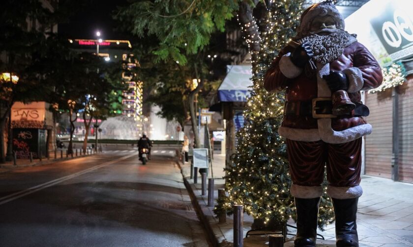 Χριστουγεννιάτικη και έρημη Αθήνα - Οι εικόνες της πρώτης βραδιάς του lockdown