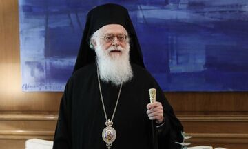 Αρχιεπίσκοπος Αναστάσιος: «Να προσέχετε, δεν ξέρουμε πώς κινείται ο κορονοϊός» (vid)
