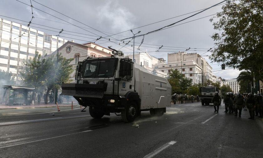 Ένταση με χημικά και αύρες νερού στις συγκεντρώσεις στην Αθήνα - Προσαγωγές (vid)