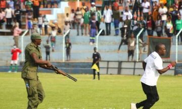 Αστυνομικός στη Ζάμπια απείλησε με όπλο οπαδό!