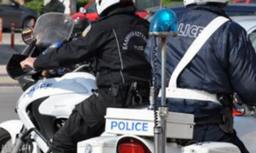 Θεσσαλονίκη: Nεαροί πήγαν για μπάλα μέσα στο lockdown και επιτέθηκαν σε αστυνομικούς (vid)