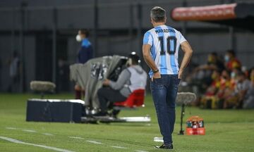Βραζιλιάνος προπονητής με φανέλα… Αργεντινής του Μαραντόνα στο παιχνίδι της ομάδας του (pics)