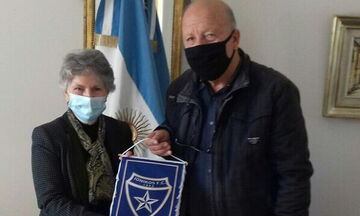 Ιωνικός: Λάβαρο στη μνήμη του Μαραντόνα στην Πρεσβεία της Αργεντινής